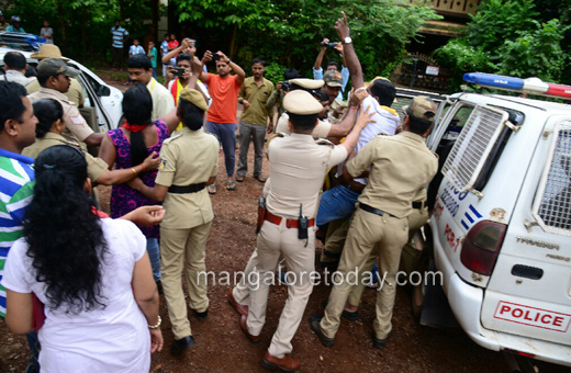 Karnataka Rakshana Vedike protest